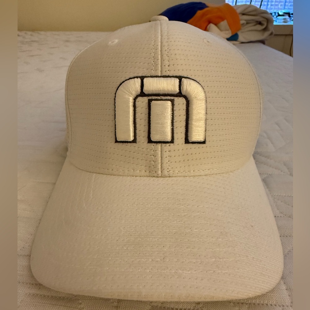 Travis Mathew size L/XL flex fit white hat